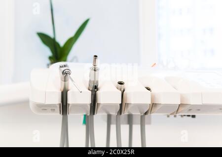 Nahaufnahme einer speziellen professionellen Ausrüstung und Werkzeuge in einer Zahnarztpraxis. Konzepte der Zahnklinik oder Krankenhaus, Zähne und Gesundheitsversorgung. Flach Stockfoto