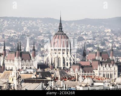 Riesige Kuppel des ungarischen Parlamentsgebäudes - Orszaghaz. Ungewöhnliche Aussicht von der St. Stephen's Basilika. Budapes, Ungarn. Stockfoto