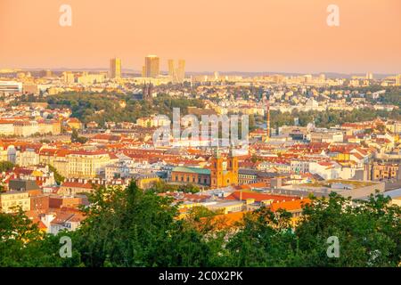 Prager Stadtbild. Skyline mit modernem Gebäude von Pankrac. Sonniger Sommertag, Praha, Tschechische Republik. Stockfoto