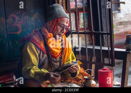 Kathmandu, Nepal - Hindu Priester beten in Pashupatinath. Hochwertige Fotos Stockfoto