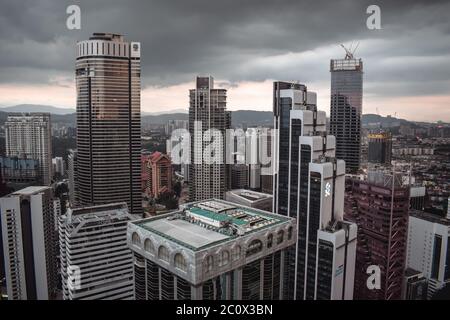 Kuala Lumpur Skyline Blick auf super hohe Wolkenkratzer vor Sturm in Malaysia Stockfoto