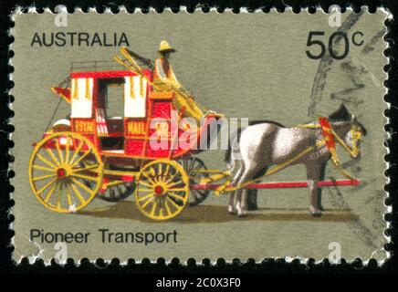 AUSTRALIEN - UM 1972: Briefmarke gedruckt von Australien, zeigt Reisebus, um 1972 Stockfoto