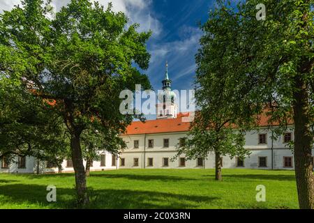 Brevnov, Prag / Tschechien - Juni 11 2020: Blick auf das erste männliche Kloster in Böhmen, das an einem sonnigen Sommertag in einem Park mit grünen Bäumen steht. Stockfoto