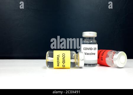 Covid-19 Impfstofffläschchen in dunklem Hintergrund mit Kopierraum. Erfolgreiches Coronavirus-Impfkonzept. Stockfoto