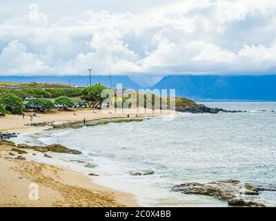 Ho'okipa Beach Park in Maui Hawaii, bekannter Windsurf- und Surfort für Wind, große Wellen und große Schildkröten, die auf Sand trocknen. Schnorchelparadies für Cor Stockfoto