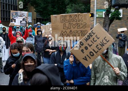 Portland, USA. Juni 2020. Hunderte von Studenten und Lehrkräften protestieren gegen die Anwesenheit einer bewaffneten Polizei auf dem Campus der Portland State University am 12. Juni 2020 in Portland, Oregon, nahe dem Jahrestag ihrer tödlichen Schüsse auf Jason Washington im Jahr 2018. (Foto: John Rudoff/Sipa USA) Quelle: SIPA USA/Alamy Live News Stockfoto