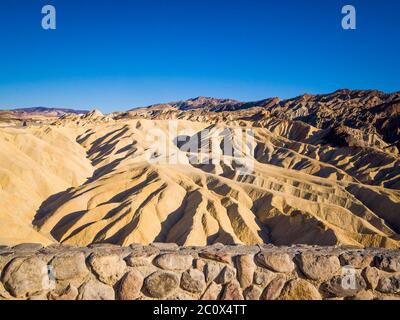 Landschaft von der Spitze des Zabriskie Point im Death Valley National Park in Kalifornien. Es ist einer der heißesten Orte der Welt. Stockfoto