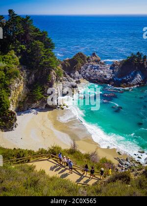 Luftaufnahme des Wasserfalls McWay Falls Julia Pfeiffer Burns Park Big Sur California. McWay Falls ein Wasserfall mündet direkt in den Ozean. Stockfoto