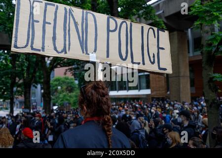 Portland, USA. Juni 2020. Hunderte von Studenten und Lehrkräften protestieren gegen die Anwesenheit einer bewaffneten Polizei auf dem Campus der Portland State University am 12. Juni 2020 in Portland, Oregon, nahe dem Jahrestag ihrer tödlichen Schüsse auf Jason Washington im Jahr 2018. (Foto: John Rudoff/Sipa USA) Quelle: SIPA USA/Alamy Live News Stockfoto