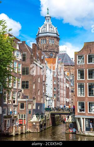 Kanal und St.-Nikolaus-Kirche in Amsterdam Stockfoto