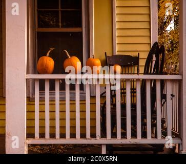 Kürbisse auf der Porch Geländer eines Landhauses in Brown County, Indiana, USA [Keine Eigentumsfreigabe; nur zur redaktionellen Lizenzierung verfügbar] Stockfoto