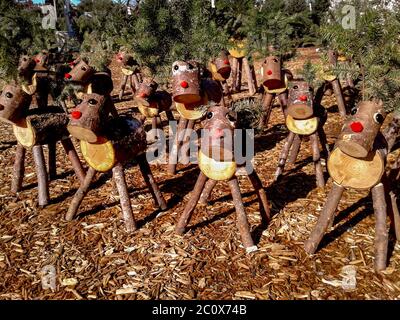 Holzmodelle von Rudolph dem Rotnasenrentier aus gesägten Baumstämmen sind zur Weihnachtszeit in Laguna Niguel, CA, zum Verkauf. Stockfoto