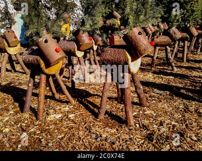 Holzmodelle von Rudolph dem Rotnasenrentier aus gesägten Baumstämmen sind zur Weihnachtszeit in Laguna Niguel, CA, zum Verkauf. Stockfoto