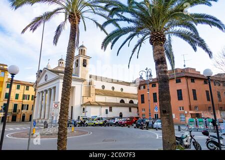 Sestri Levante, IT - Feb 2020: Citta Dei Due Mari (Stadt der zwei Meere) mit Baia del Silenzio (Bucht der Stille) und Baia delle Favole (Bucht der Fab Stockfoto