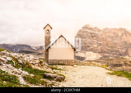 Kleine Bergkapelle, Cappella degli Alpini, in Tre Cime di Lavaredo, Dolomiten, Italien. Stockfoto