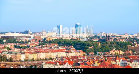 Prager Stadtbild. Skyline mit modernem Gebäude von Pankrac. Sonniger Sommertag, Praha, Tschechische Republik. Stockfoto