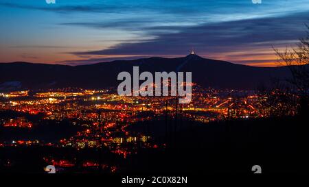 Abendansicht der beleuchteten Stadt Liberec und Jested Berg. Nachtaufnahme. Stockfoto
