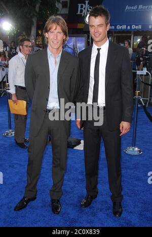 Regisseur Michael Bay und Josh Duhamel bei der Los Angeles Premiere von 'Transformers' im Mann's Village Theater in Los Angeles, CA. Die Veranstaltung fand am Mittwoch, 27. Juni 2007 statt. Foto von: SBM / PictureLux - Aktenzeichen # 34006-6741SBMPLX Stockfoto