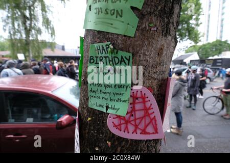 Portland, USA. Juni 2020. Demonstranten der Portland State University entwaffnen gehen am 12. Juni 2020 an dem Ort vorbei, an dem Jason Washington von Beamten der öffentlichen Sicherheit auf dem Campus (CPSO) in Portland, Oregon, getötet wurde. (Foto: Alex Milan Tracy/Sipa USA) Quelle: SIPA USA/Alamy Live News Stockfoto