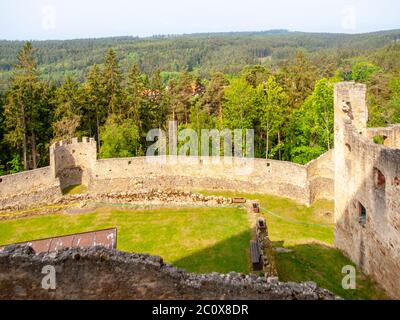 Burgruinen Landstejn. Blick auf die zerstörten Mauern vom Burgturm. Stockfoto