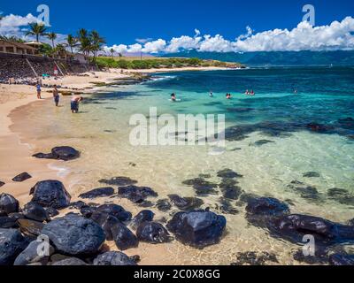 Ho'okipa Beach Park in Maui Hawaii - Aug 2019: Renommierter Windsurf- und Surfplatz für Wind, große Wellen und große Schildkröten, die auf Sand trocknen. Schnorchelparadi Stockfoto