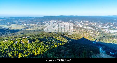 Luftaufnahme der Stadt Liberec und des Isergebirges vom Jested Berg an sonnigen Sommerabend. Tschechische Republik. Stockfoto