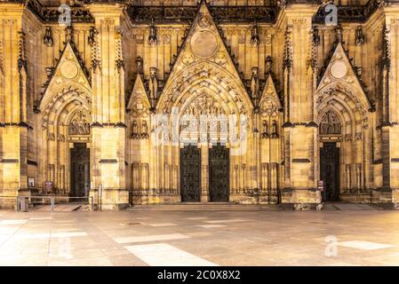 Vorderansicht des Haupteingangs zur St. Veits Kathedrale in der Prager Burg bei Nacht, Prag, Tschechische Republik. Stockfoto