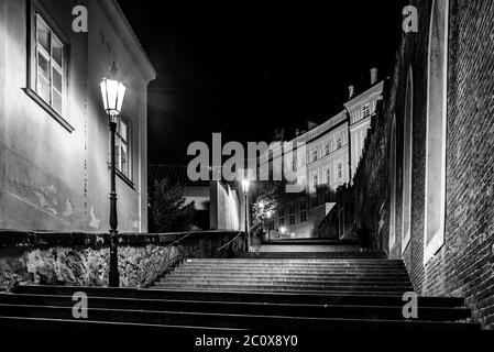 Neue Burgtreppe bei Nacht auf der Prager Burg, Kleinseite, Prag, Tschechische Republik. Schwarzweiß-Bild. Stockfoto