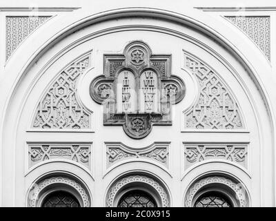 Malerische Fenster der Spanischen Synagoge in Josefov, Prag, Tschechische Republik. Detailansicht. Schwarzweiß-Bild. Stockfoto