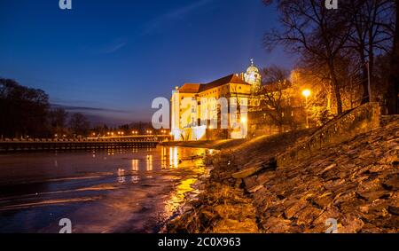 Beleuchtete Podebrady Burg am Fluss Labe bei Nacht, Tschechische Republik. Stockfoto