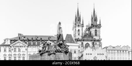 Jan Hus Denkmal und Kirche der Muttergottes vor Tyn am Altstädter Ring, Prag, Tschechische Republik. Schwarzweiß-Bild. Stockfoto