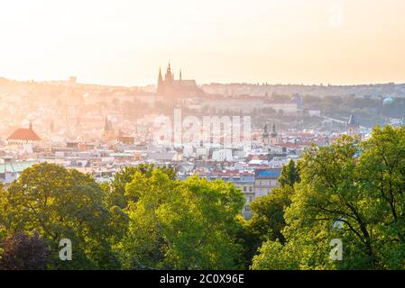 Prager Stadtbild mit der Prager Burg bei Sonnenuntergang im Sommer. Blick vom Rieger-Garten, Prag, Tschechische Republik. Stockfoto