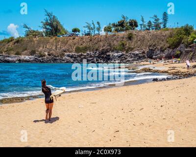 Maui Hawaii - Aug 2019: Ho'okipa Beach Park, bekannter Windsurf- und Surfort für Wind, große Wellen und große Schildkröten, die auf Sand trocknen. schnorchelparadis Stockfoto