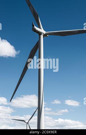 Zwei Windturbinen auf Whitelee Windpark, Schottland, gegen tiefblauen Himmel. Stockfoto