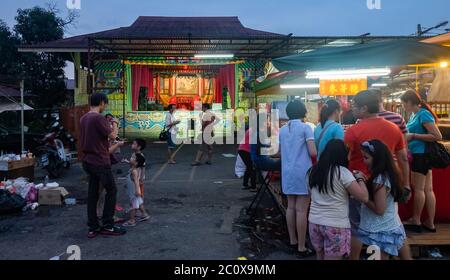 Menschen an der Bühne der Chinesischen Oper warten auf die Aufführung, Ampang, Selangor, Malaysia Stockfoto