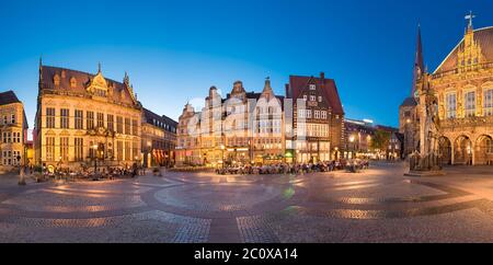 Panoramablick auf den Marktplatz in Bremen, Deutschland in der Nacht Stockfoto