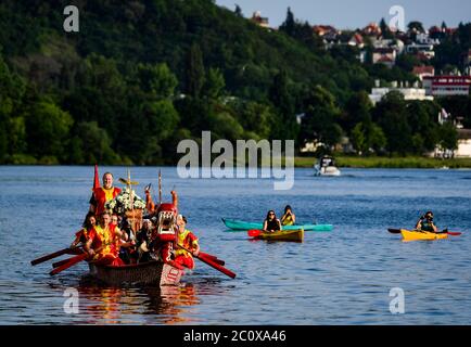 Prag, Tschechische Republik. Juni 2020. Drachenboote auf der Moldau bei Vysehrad in Prag, Tschechische Republik, 12. Juni 2020. Kredit: Roman Vondrous/CTK Foto/Alamy Live Nachrichten Gutschrift: CTK/Alamy Live Nachrichten Stockfoto