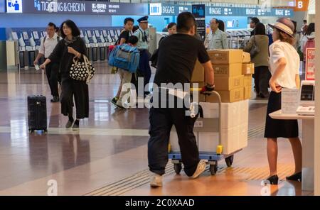 Passagiere am Haneda International Airport Abflugterminal, Tokio, Japan Stockfoto