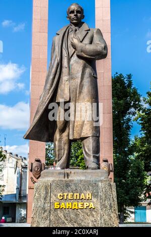 Denkmal des nationalen ukrainischen Helden S. Bandera und große Dreizack in Lemberg Stadt Stockfoto