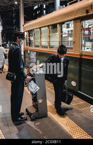 Controller Steuerung Tram Tickets vor der Straßenbahn in Hiroshima Japan Stockfoto