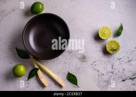 Schwarze leere Platte auf Marmor, flatlay - stilvolles Geschirr, Tisch Dekor und Speisekarte Konzept. Das perfekte Dinner servieren Stockfoto