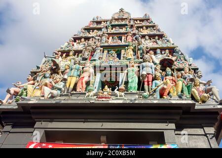 Farbiger Gopuram (Turm) des Hindu Sri Mariamman Tempels. Der älteste Hindu-Tempel in Singapur. Chinatown. Singapur Stockfoto