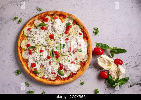 Leckere Pizza mit Tomaten und Zucchini Stockfoto