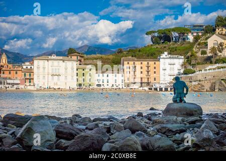 Sestri Levante, IT: Citta Dei Due Mari (Stadt der zwei Meere) mit Baia del Silenzio (Bucht der Stille) und Baia delle Favole (Bucht der Fabeln) Meer ha Stockfoto