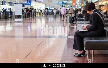 Passagiere am Abflugterminal des Haneda International Airport, Tokio, Japan Stockfoto