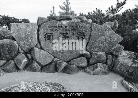 Markierungsstein auf dem Gipfel des Migen auf der Miyajima-Insel in Hiroshima Japan Stockfoto