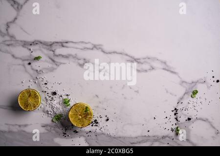 Frische Bergamotte Früchte in zwei Hälften geschnitten mit Blättern isoliert auf weißem Hintergrund Stockfoto