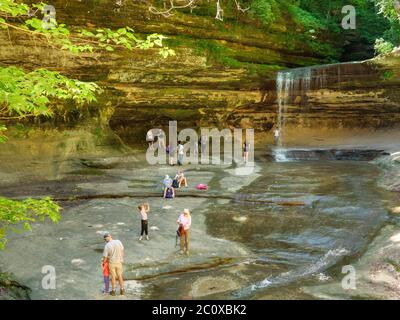 Besucher an den LaSalle Canyon Falls, Hungered Rock State Park, Illinois. Stockfoto