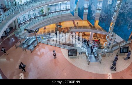 Passagiere, die mit der Rolltreppe am Internationalen Flughafen Haneda, Tokio, Japan fahren Stockfoto