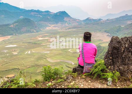 Frau trägt traditionelle Kleidung in Terassenförmig Reisfeld in Sapa, Lao Cai, Vietnam in einem Sommertag Stockfoto